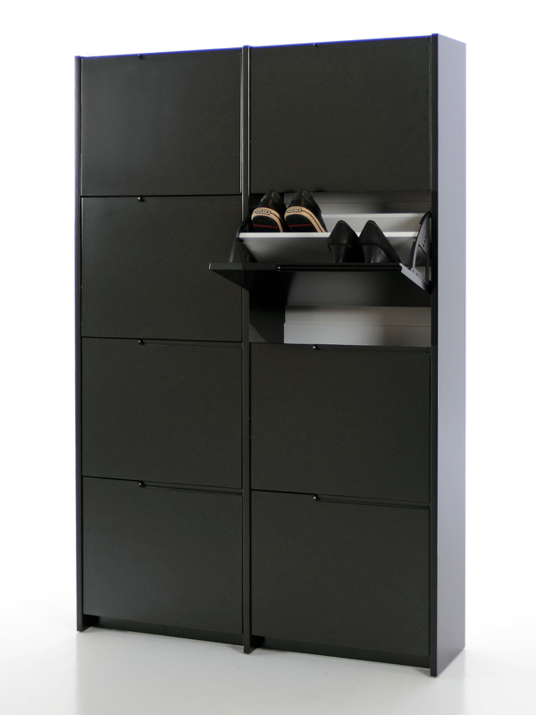 Černý botník s osmi vyklápěcími zásuvkami