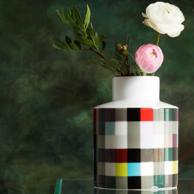 Barevná váza s květy dánské značky Remember